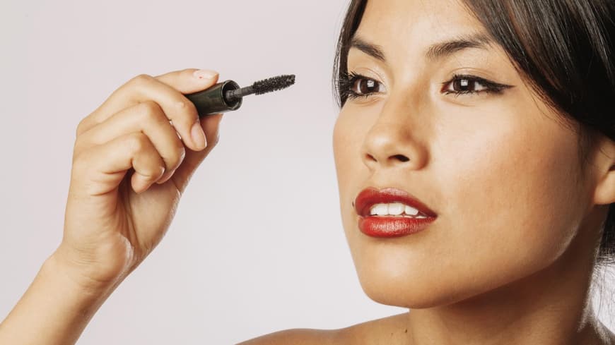 Frau trägt Mascara auf