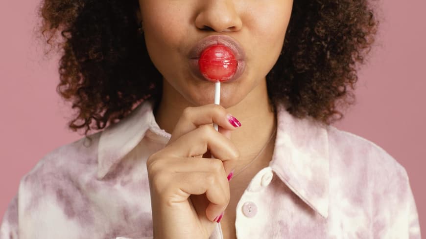 Frau lutscht Lolli