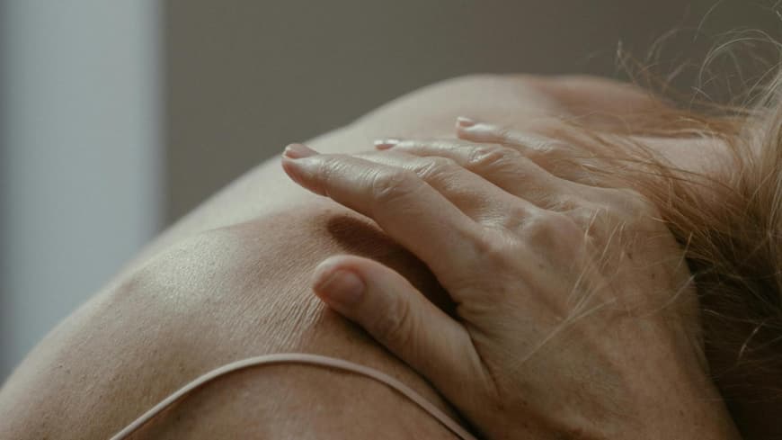 Frau zeigt ihren Rücken