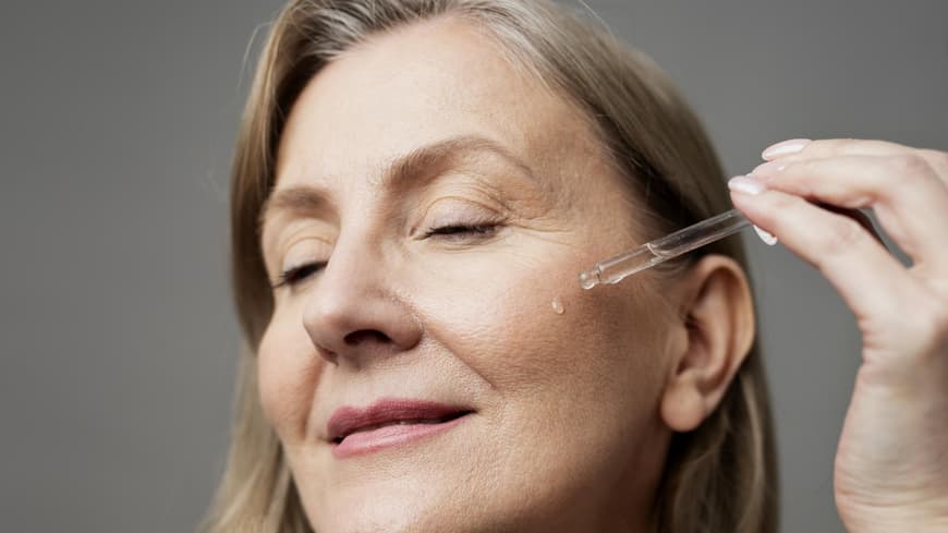 Frau verwendet Gesichtsserum