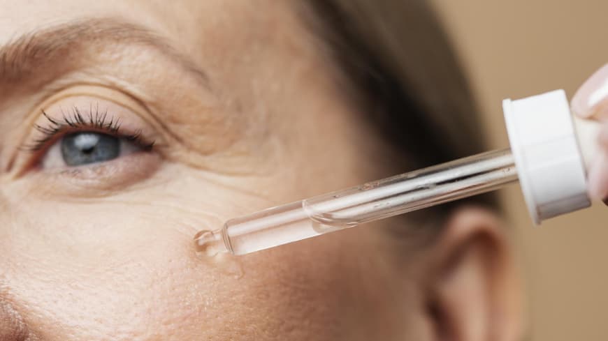 Frau trägt Serum auf