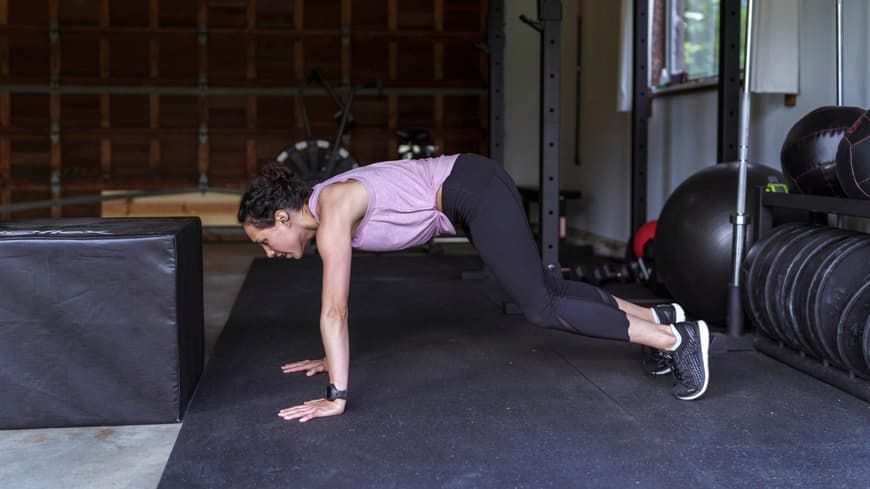 Frau macht Burpee Box Jumps