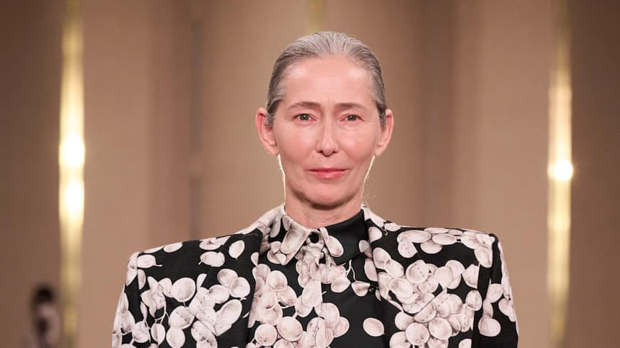 Balmain Model mit grauem Haar