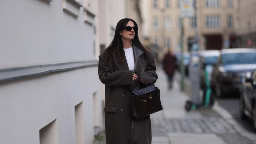 Frau in dunkelbraunem Mantel