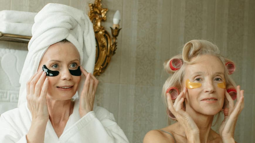 Zwei ältere Frauen im Badezimmer