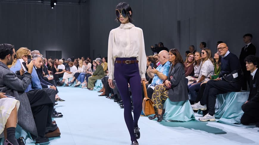 Frau trägt eine lange Unterhose auf der Mailänder Fashion Week.