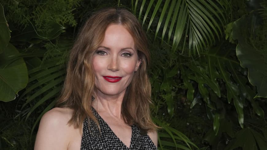 Leslie Mann trägt rotes Rouge und roten Lippenstift.
