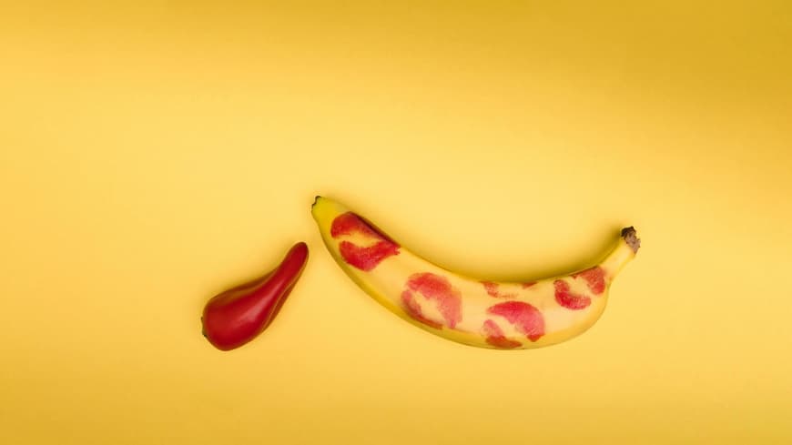 Banane mit Kussmund-Abdrücken