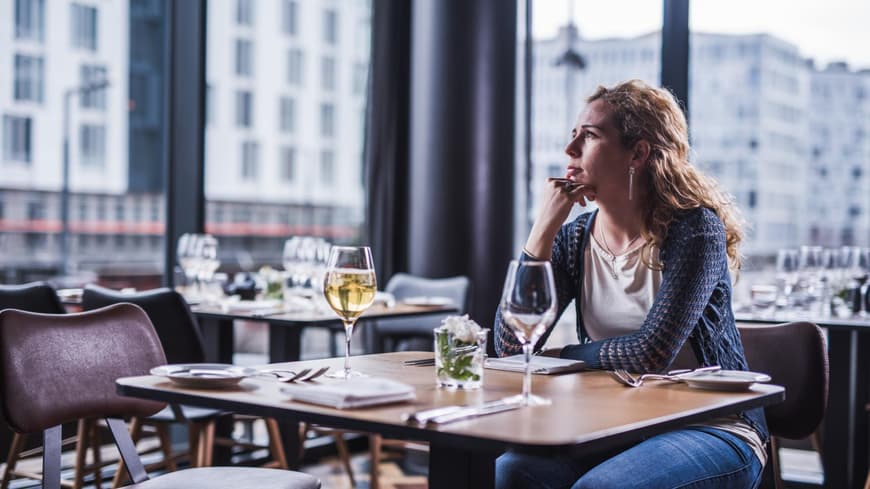 Frau allein im Restaurant