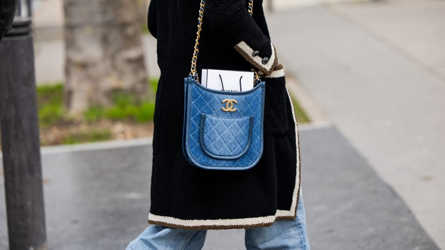 Frau mit Denim Handtasche