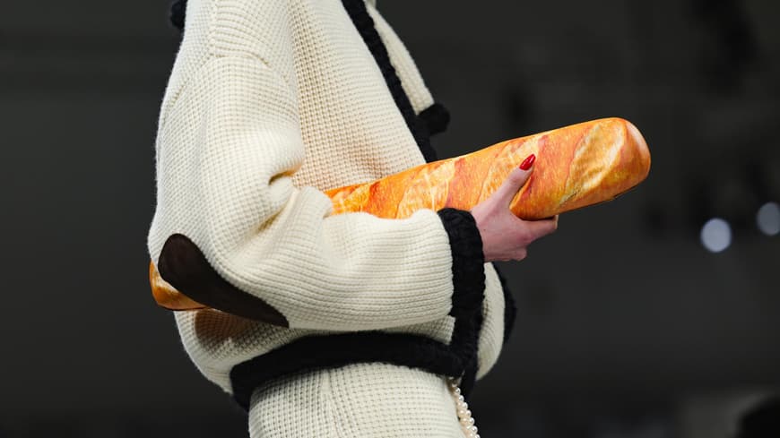 Frau mit Baguette Handtasche von Moschino