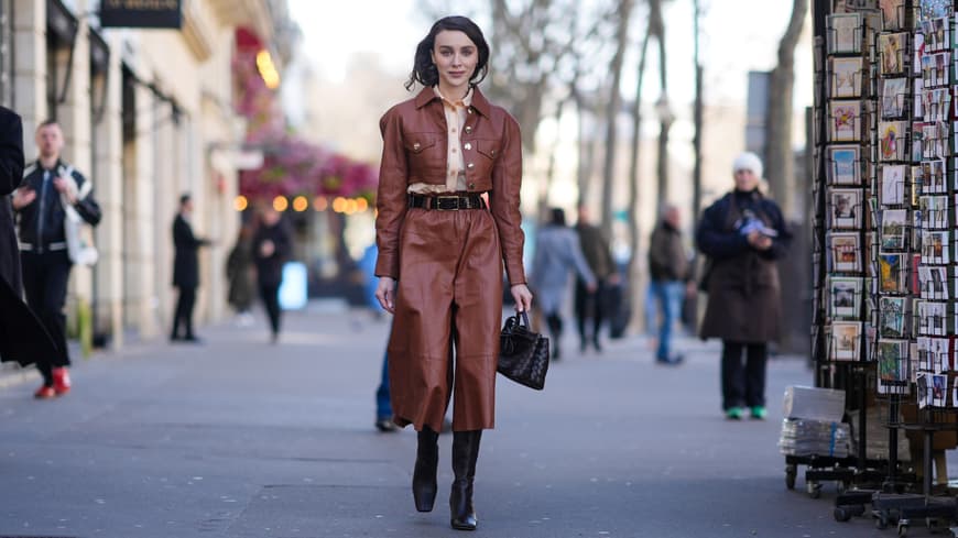 Frau in Leder-Culotte