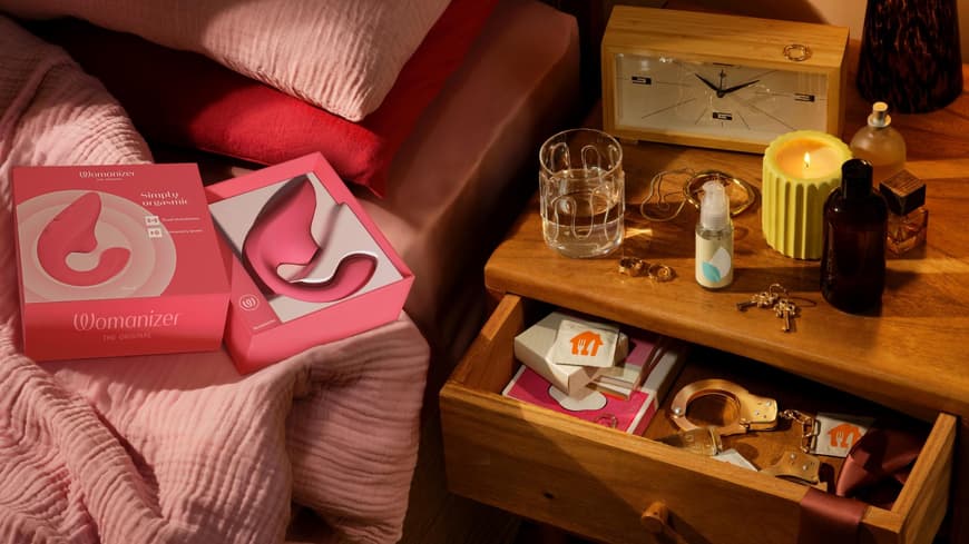 Schlafzimmer mit Vibrator und Kondom