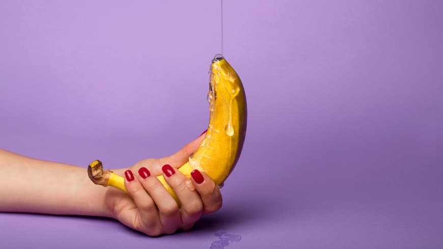 Frau hält Banane