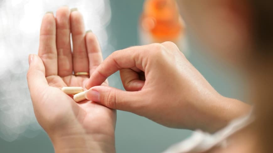 Magnesium-Tabletten in der Hand.