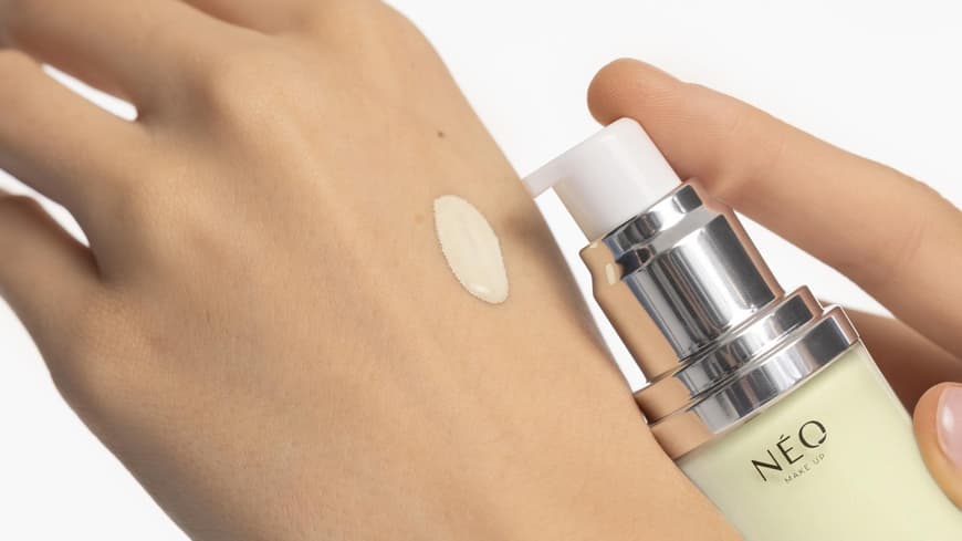 Intense Serum von Neo Make-up auf dem Handrücken.