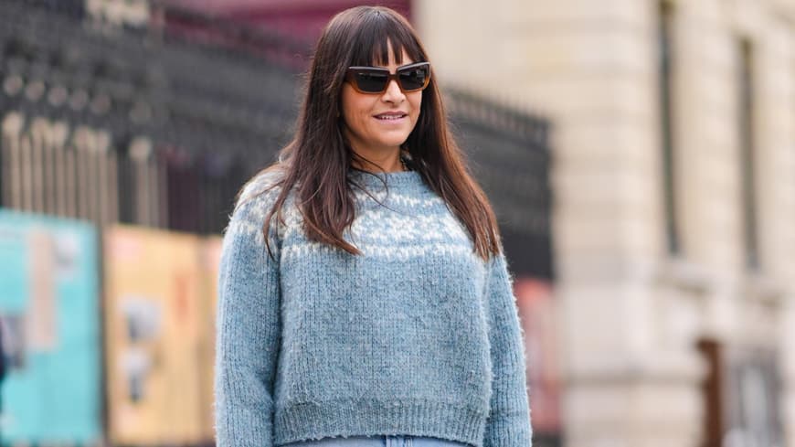 Frau in staubblauem Pullover