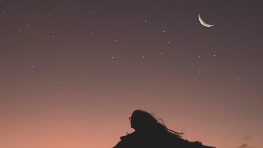 Frau vor Sternenhimmel