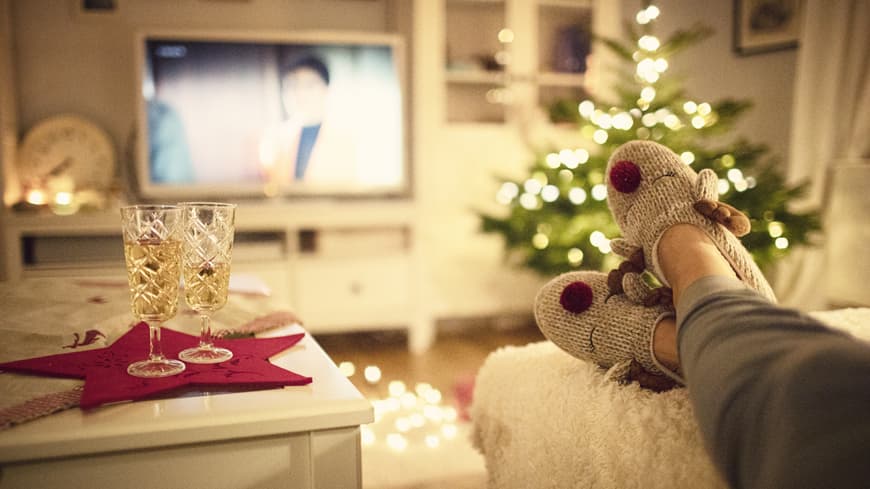 Frau guckt Weihnachtsfilm