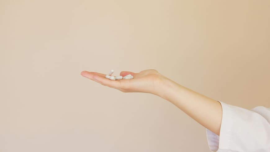 Frau hält Tabletten in der Hand.