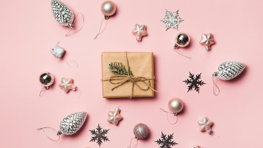 Geschenk mit Weihnachtsbaumschmuck drum herum