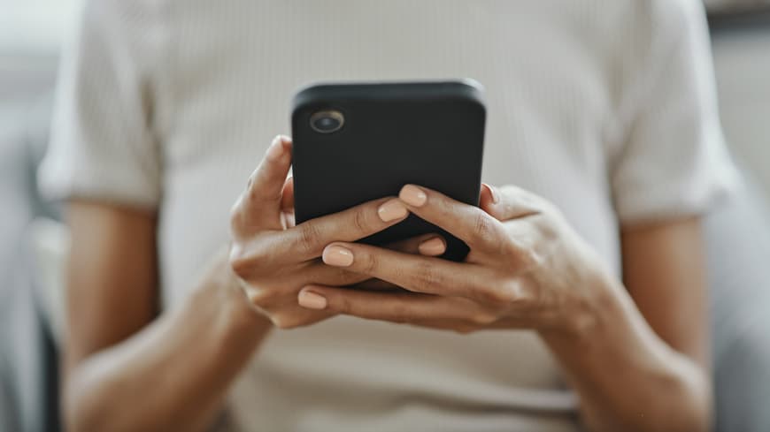 Frau am Smartphone