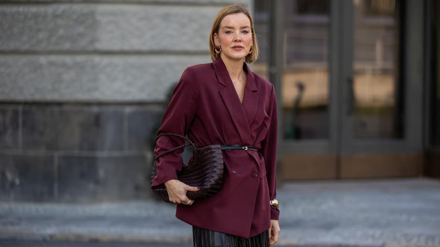 Frau trägt dunkelroten Blazer.
