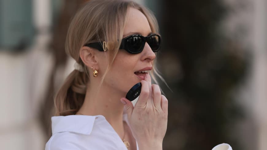 Frau pflegt ihre Lippen