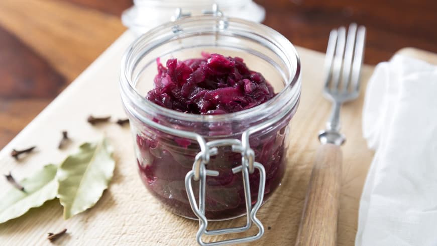 Rotkohl im Glas mit offenem Deckel.