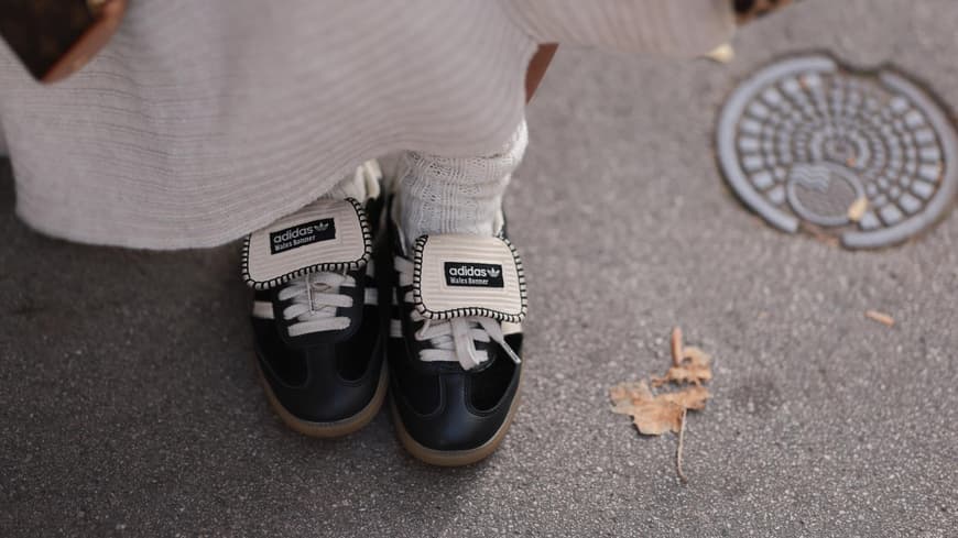 Sneakers von Adidas mit Wollsocken