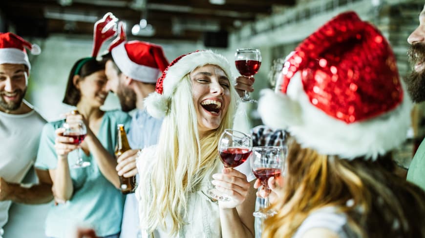 Kollegen feiern Weihnachtsfeier