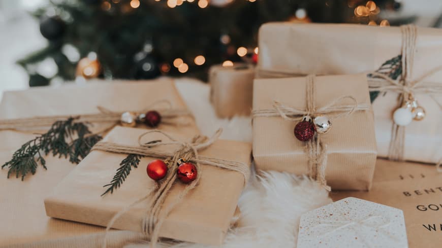 Weihnachtsgeschenke unter dem Tannenbaum