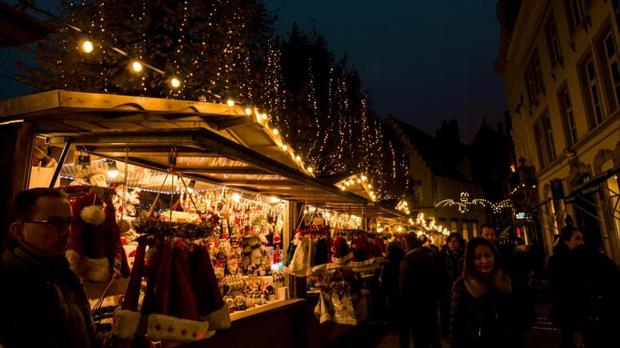Weihnachtsmarkt mit beleuchteten Geschäften