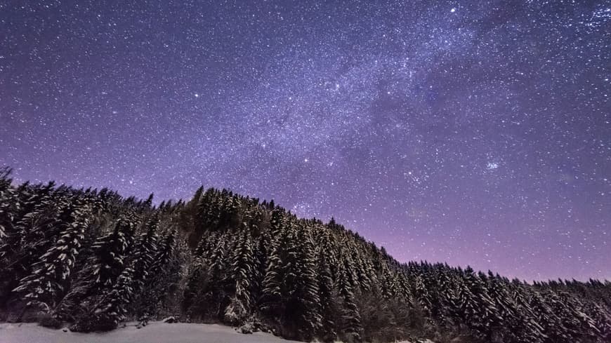 Sternenhimmel mit Schneelandschaft