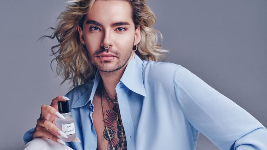 Bill Kaulitz mit seinem Parfum Himmel in der Hand.