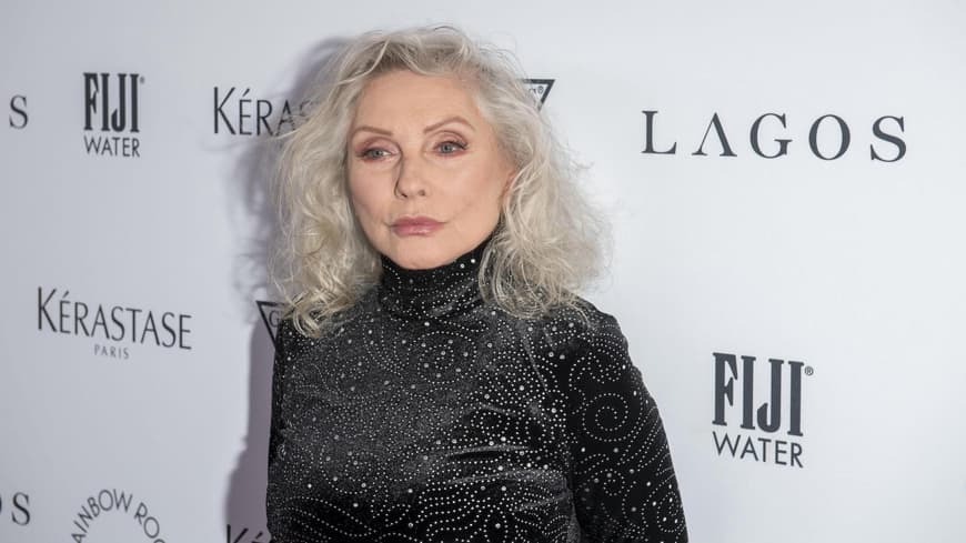 Debbie Harry mit einem schwarzen, hoch geschlossenen Kleid mit Glitzersteinen.