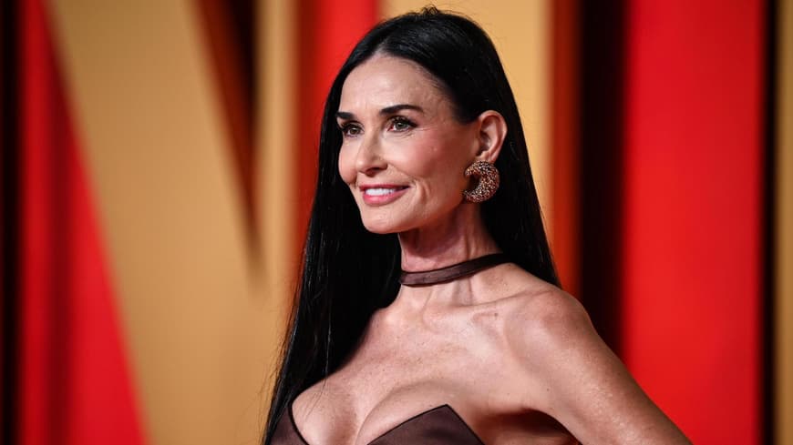 Demi Moore auf dem roten Teppich mit großen Ohrringen.