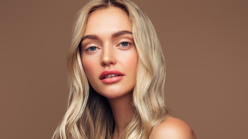 Junge Frau mit blonden Haaren