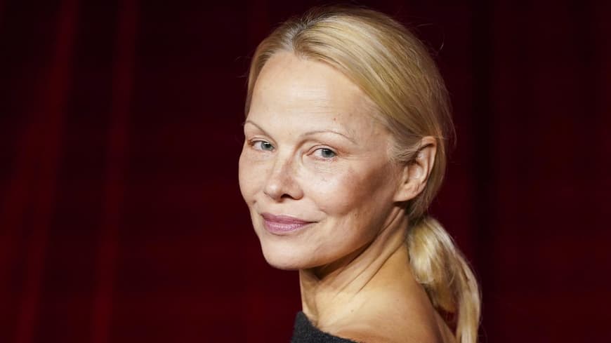 Pamela Anderson mit ungeschminkten Wimpern.