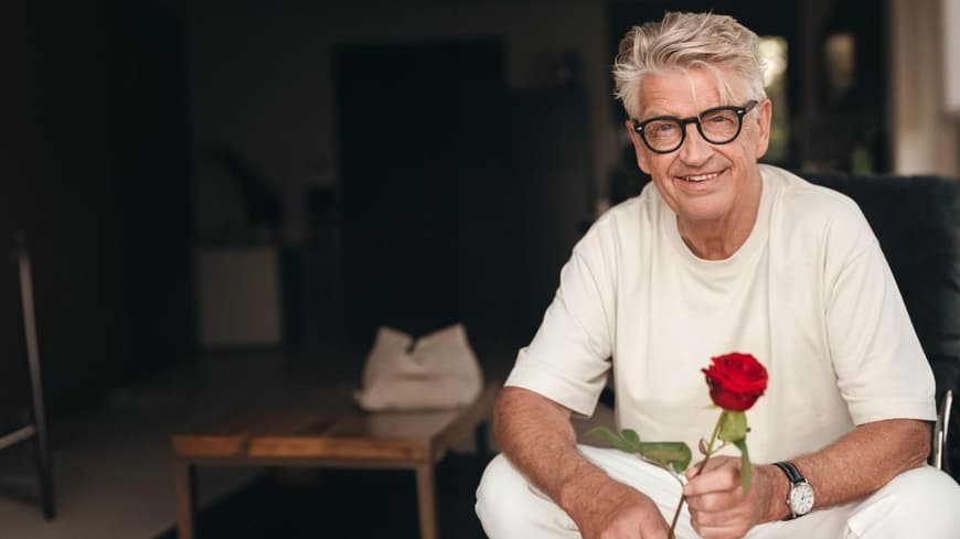 Franz Stärk mit einer Rose in der Hand.