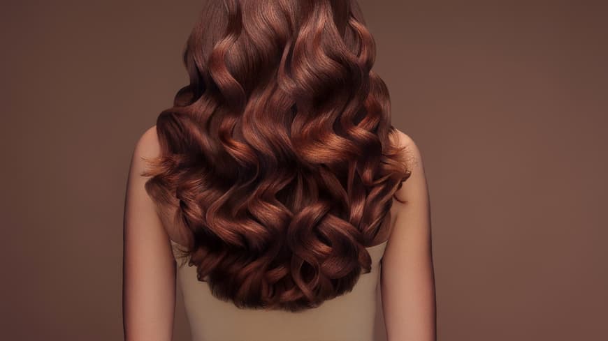 Frau mit braunen gewellten Haaren