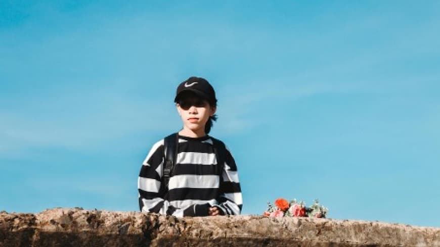 Junge Frau mit Cappy von Nike