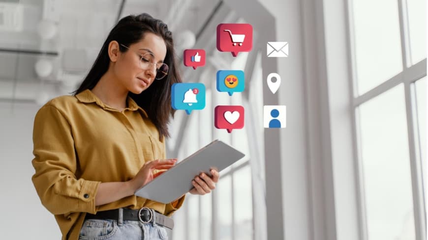 Junge Frau hält ein iPad in der Hand