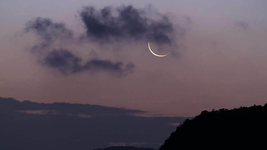 Neumond am Himmel