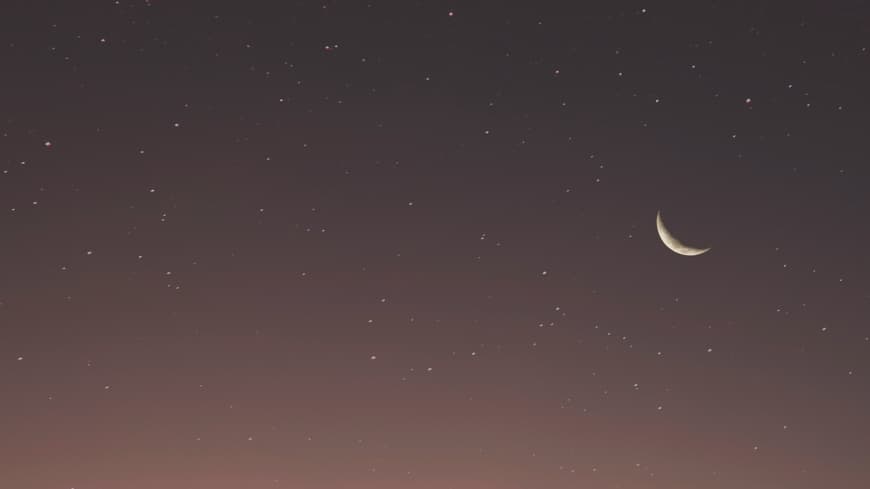 Frau tanzt unter Sternenhimmel und Neumond