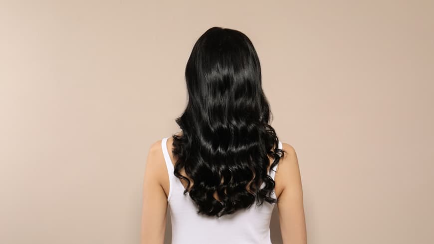 Frau mit schwarzen Haaren
