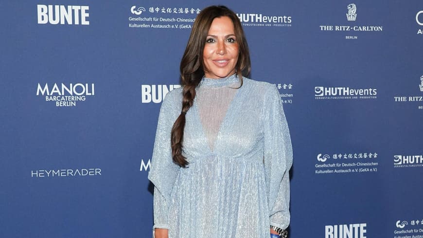 Simone Thomalla in einem hellblauen langen Kleid auf dem roten Teppich.