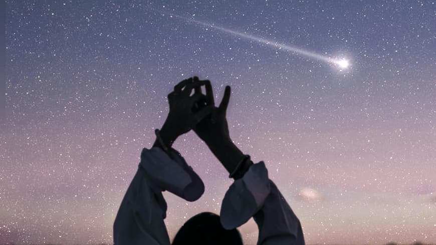 Frau steht vor Sternenhimmel