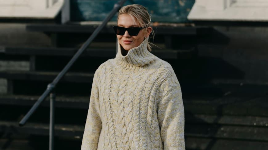 Eine junge Frau in einem Oversized-Strickpullover