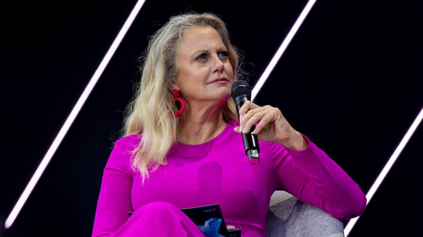 Barbara Schöneberger mit einem pinken Kleid.